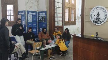 Estudiantes amanecieron en la facultad de Humanidades este miércoles.