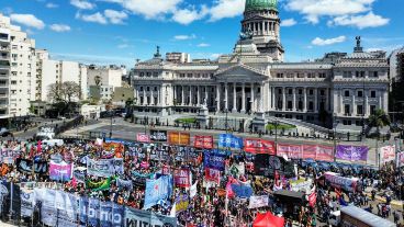 Estudiantes de distintas universidades y de colegios secundarios se movilizan frente al Congreso.