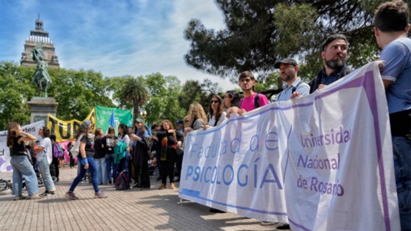 Docentes, estudiantes y no docentes se reunieron este miércoles en la plaza San Martín.