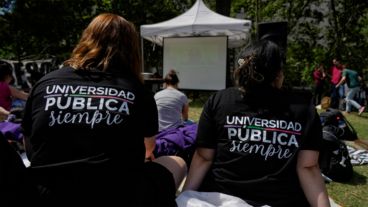 Estudiantes esperan la votación de Diputados en Plaza San Martín.