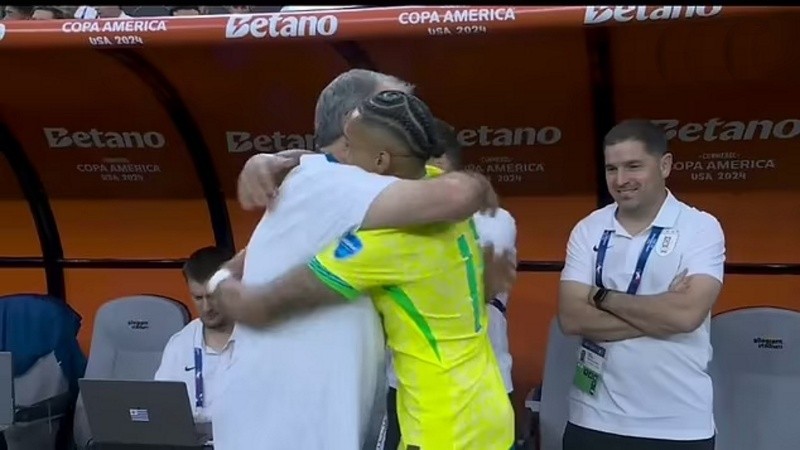 El técnico de la selección uruguaya se había reencontrado con su ex dirigido en el partido ante Brasil.