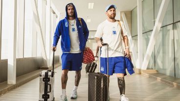 Messi y De Paul en el aeropuerto de Barranquilla.