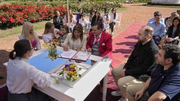 La pareja se casó este jueves por la mañana en pleno Rosedal del Parque Independencia.