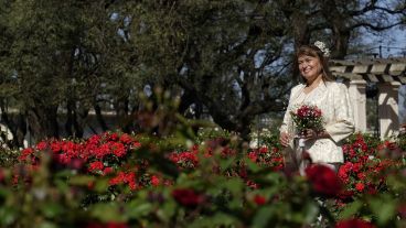 La novia rodeada de rosas antes de la ceremonia.