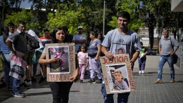 Familiares y amigos de Nathanel, el niño de 9 años, quien falleció producto de un impacto con el camión mientras iba con su madre en una moto.