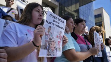 Familiares y amigos de Nathanel, el niño de 9 años, quien falleció producto de un impacto con el camión mientras iba con su madre en una moto