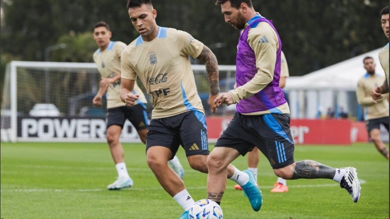 Messi y Lautaro Martínez durante la práctica del sábado en Ezeiza.