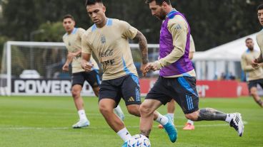 Messi y Lautaro Martínez durante la práctica del sábado en Ezeiza.