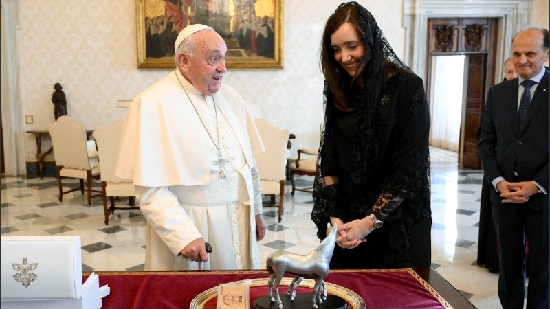 El papa Francisco y la vicepresidenta Victoria Villarruel intercambiaron regalos.