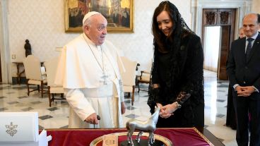 El papa Francisco y la vicepresidenta Victoria Villarruel intercambiaron regalos.