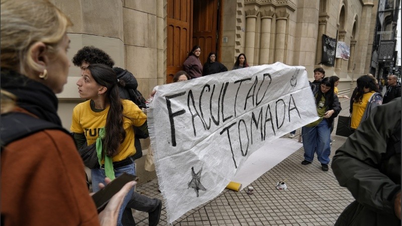 Rosario3 pasó por la facultad de Humanidades y Artes para registrar cómo se desarrollaba esta jornada especial.  