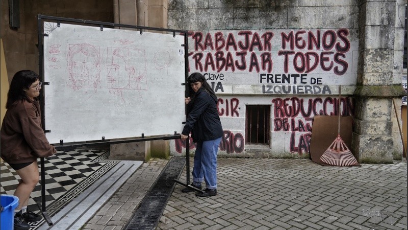 Rosario3 pasó por la facultad de Humanidades y Artes para registrar cómo se desarrollaba esta jornada especial.  