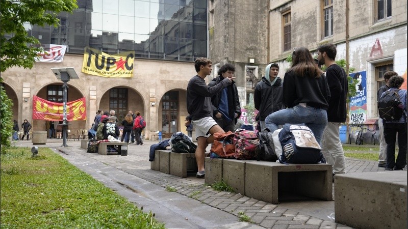 Rosario3 pasó por la facultad de Humanidades y Artes para registrar cómo se desarrollaba esta jornada especial.  