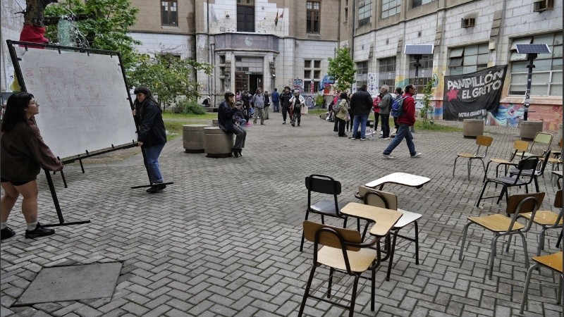 Rosario3 pasó por la facultad de Humanidades y Artes para registrar cómo se desarrollaba esta jornada especial.  