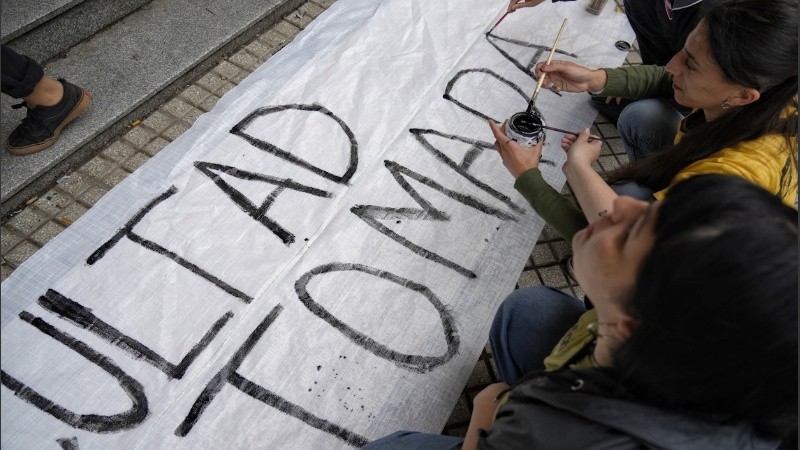 Rosario3 pasó por la facultad de Humanidades y Artes para registrar cómo se desarrollaba esta jornada especial.  