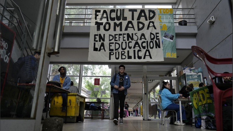 Rosario3 pasó por la Siberia en donde varias facultades se sumaban a la toma.