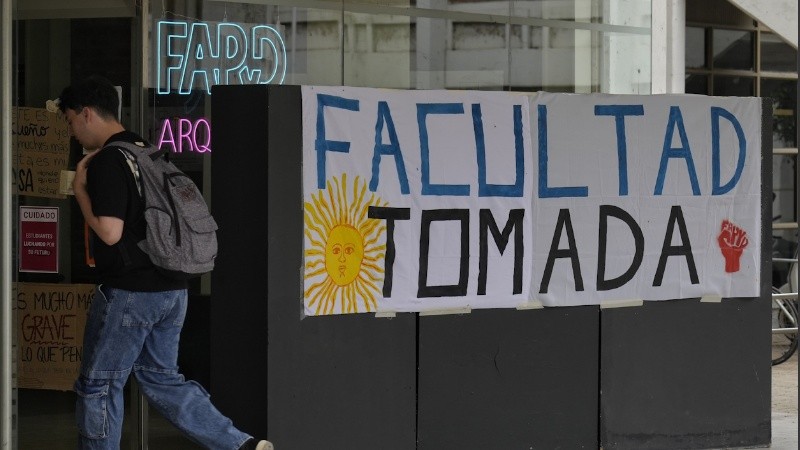 Rosario3 pasó por la Siberia en donde varias facultades se sumaban a la toma.