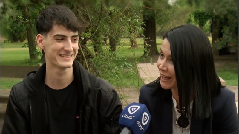 Mamá e hijo compartieron la historia de cómo se conocieron, cuando ella le daba clases de inglés en el hogar.