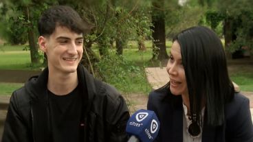 Mamá e hijo compartieron la historia de cómo se conocieron, cuando ella le daba clases de inglés en el hogar.