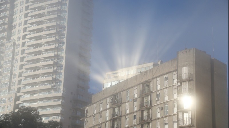 El miércoles empezó ligeramente nublado y con niebla en Rosario y la región.