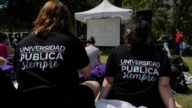 Estudiantes, docentes y no docentes se suman a la jornada de huelga, en medio de las tomas.