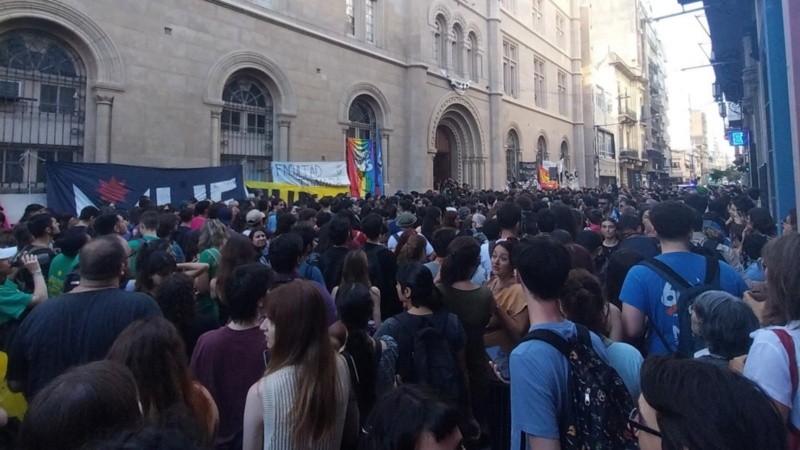 Masiva concentración frente a Humanidades marchó a plaza San Martín.