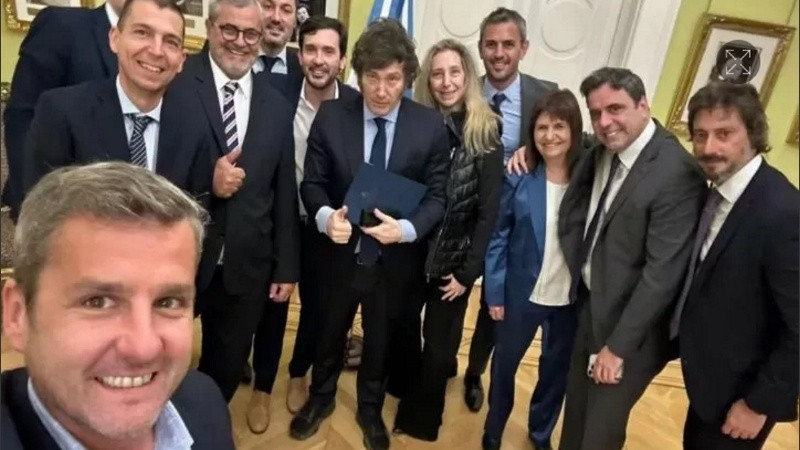 Javier Milei junto a los diputados radicales en la previa del debate por el aumento a los jubilados.