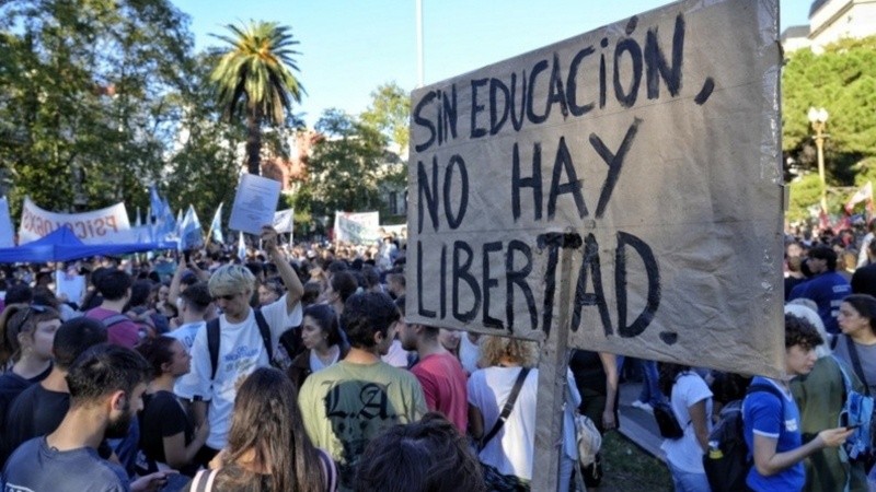 La marcha en defensa de la Universidad pública en Rosario.