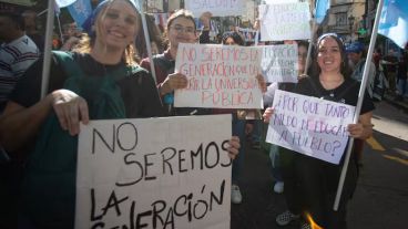 Estudiantes universitarios en la marcha del 2 de octubre último.