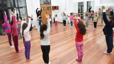 La Escuela Municipal de Danzas y Arte Escénico Ernesto de Larrechea.