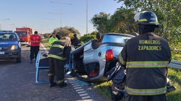 El auto volcado sobre la traza de la autopista Rosario-Santa Fe.