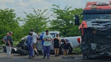 La camioneta y el camión involucrados en el accidente sobre la ruta 18.