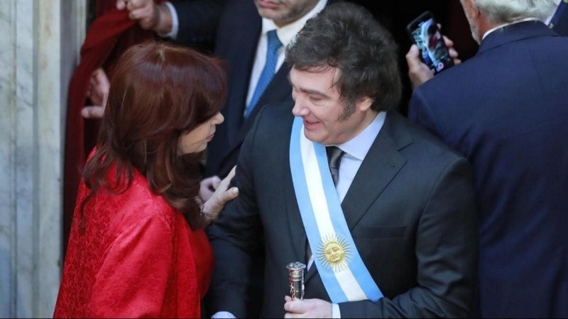 Cristina Kirchner y Javier Milei en el acto de asunción a la presidencia del referente libertario.