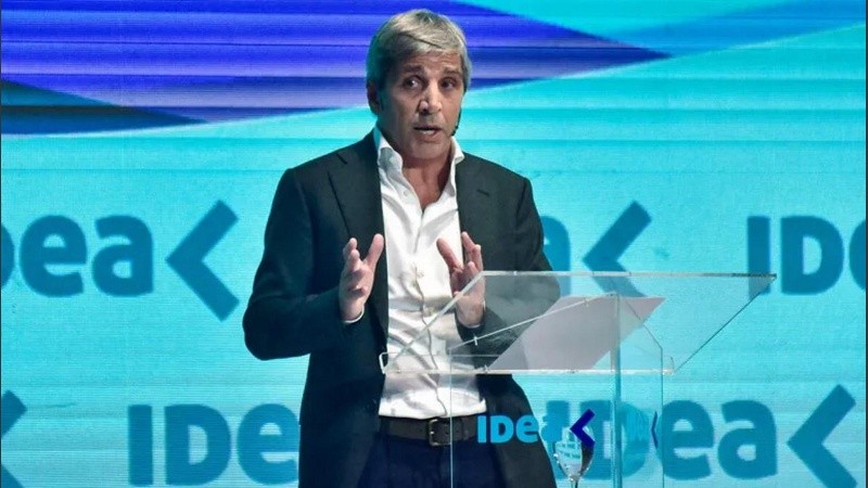 Fue el propio presidente Javier Milei quien celebró la noticia sobre el titular de la cartera económica a través de su cuenta oficial de X.