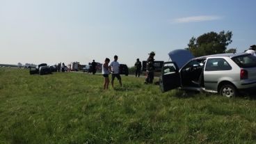 Dos de los autos involucrados en el siniestro y el trabajo de los equipos de emergencia en el lugar.