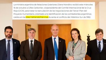 La ministra de Relaciones Exteriores, Diana Mondino, y el Sr. Carbonnier con la delegación del CICR en la delegación de la Cancillería argentina en Buenos Aires.