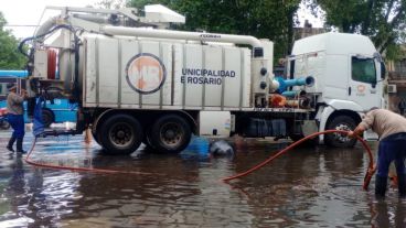 Camiones desobstructores y bombas de desagote trabajaron en distintos barrios.