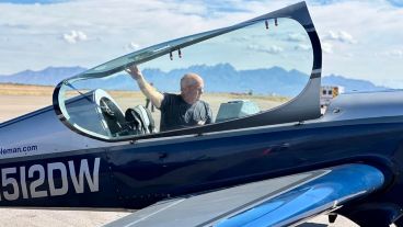 Charles Thomas "Chuck" Coleman murió al estrellarse su avioneta durante una exhibición.