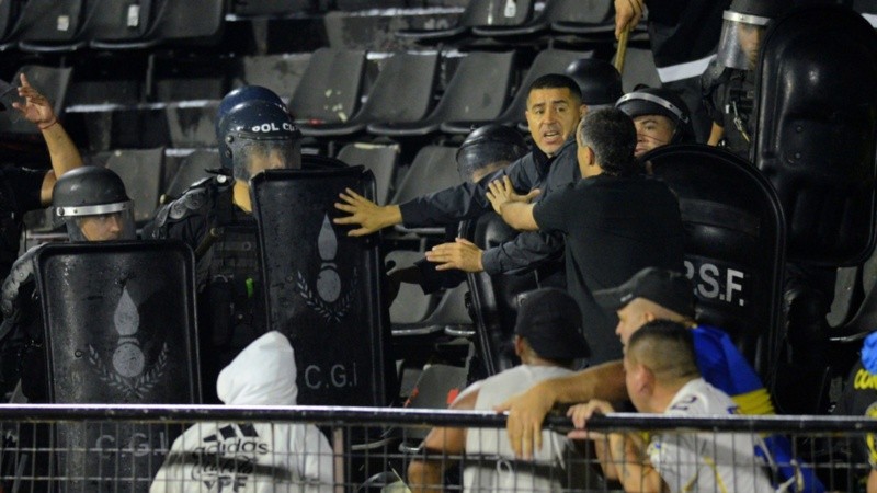 Riquelme se interpuso entre policías e hinchas para aplacar los ánimos.