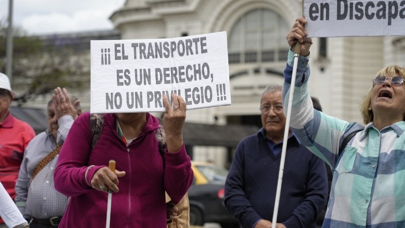 Organizaciones realizaron una marcha en reclamo por pasajes gratuitos para personas con discapacidad