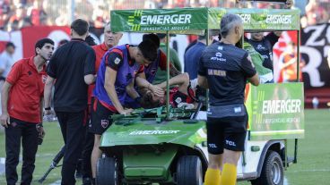 El carrito de emergencias retira a Calderara del campo de juego.