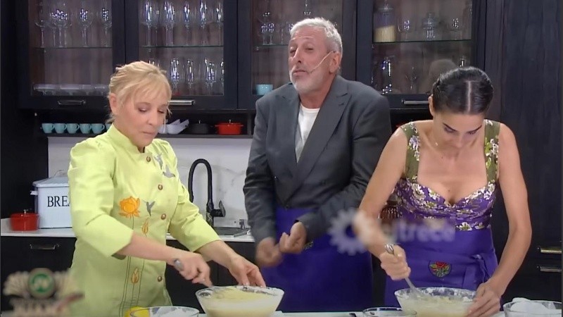 Jimena Monteverde, el Turco Naim y Juana Viale, en la cocina de 