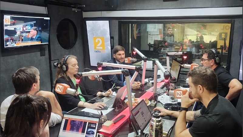 El gobernador de Santa Fe, Maximiliano Pullaro, estuvo este lunes en el piso de Radio 2.