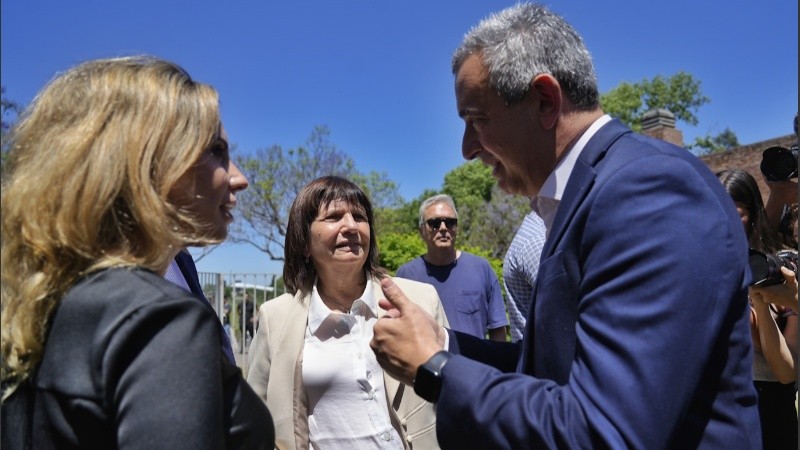 La ministra de Seguridad Patricia Bullrich, la diputada de la Libertad Avanza, Romina Diez y el intendente Pablo Javkin.