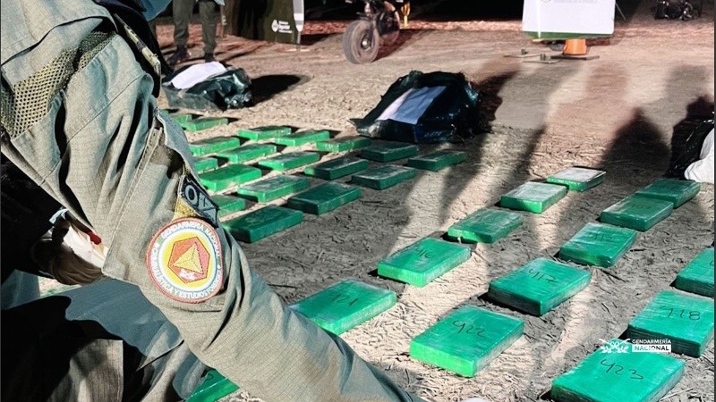 Los gendarmes constataron en su interior 11 bultos envueltos en bolsas verdes y en su interior ladrillos con la droga.