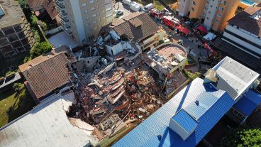 Bomberos y grupos de rescate siguen trabajando en la zona.