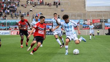 Jonás Aguire engancha ante su marca, luego de marcar el segundo gol de su equipo.