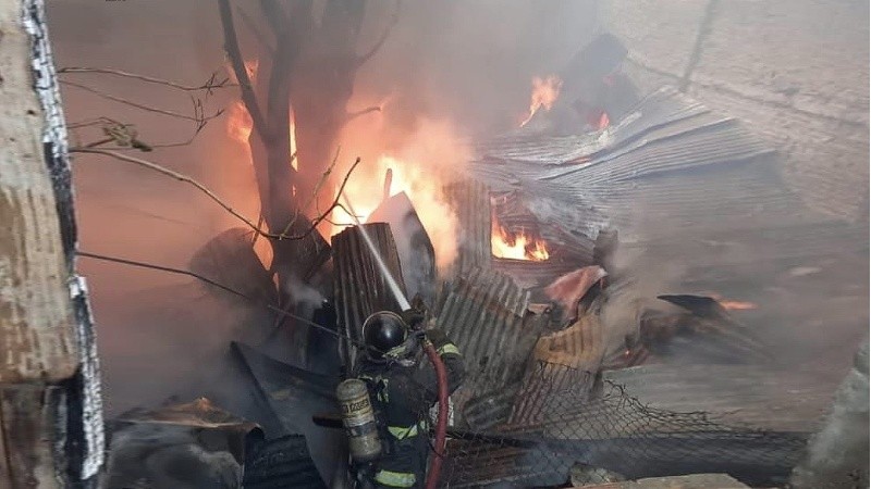 El personal de bomberos trabajo por tres horas hasta controlar el fuego.