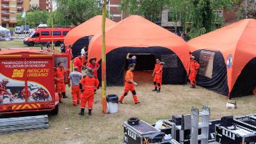 Los bomberos que arribaban este domingo son refuerzo para el descanso de los que vienen trabajando en el rescate.