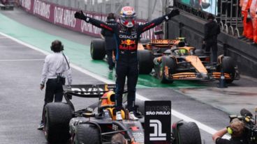 Max Verstappen celebra el triunfo en Interlagos.